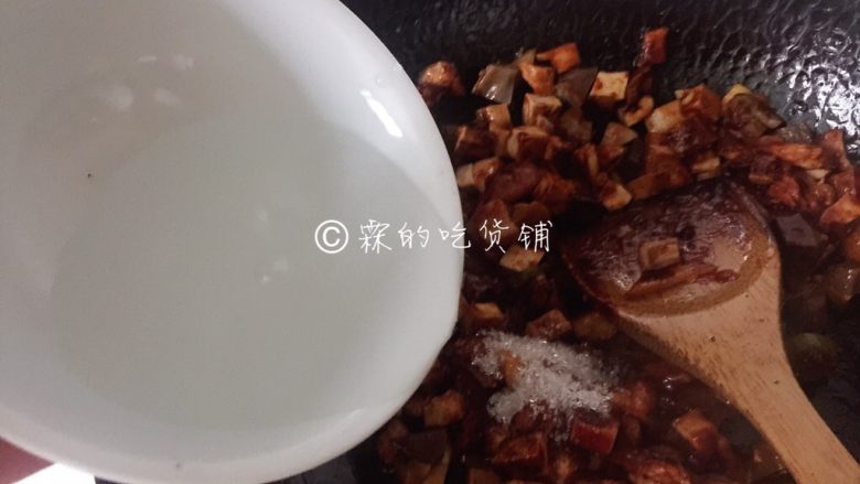 八宝辣酱,再加入小半碗水,翻炒均匀后小火炖煮几分钟。