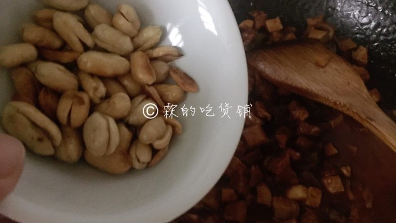 八宝辣酱,把花生仁倒入,翻炒均匀后关火装盘。