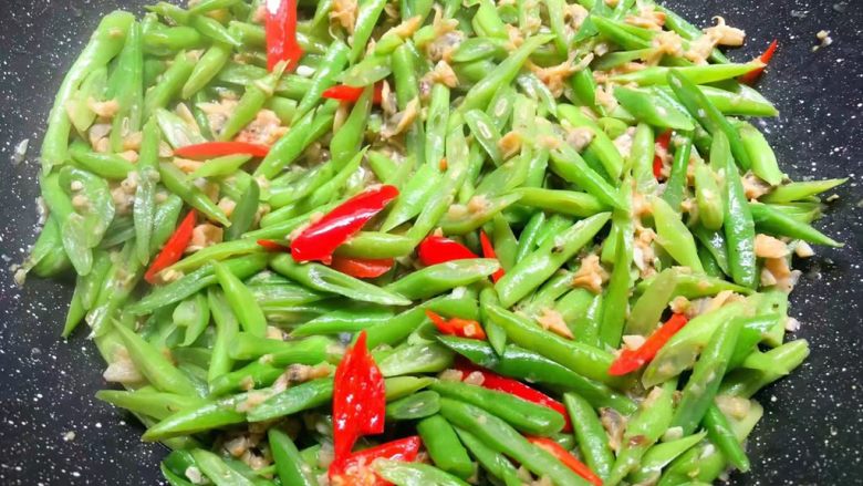 四季豆炒蛤蜊肉,四季豆炒熟以后,加入适量<a style='color:red;display:inline-block;' href='/shicai/ 756'>鸡精</a>翻炒均匀即可出锅。