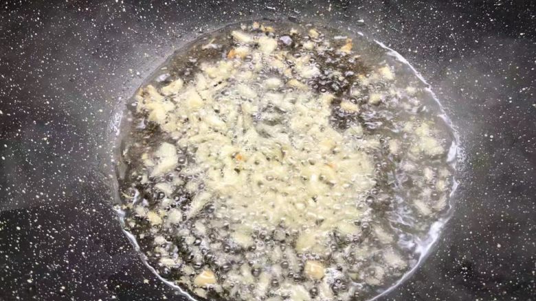四季豆炒蛤蜊肉,锅里放入适量水烧开,加入一勺油,一勺盐,少许白糖调匀,把四季豆放入焯烫2分钟,焯好捞起来沥干水待用。