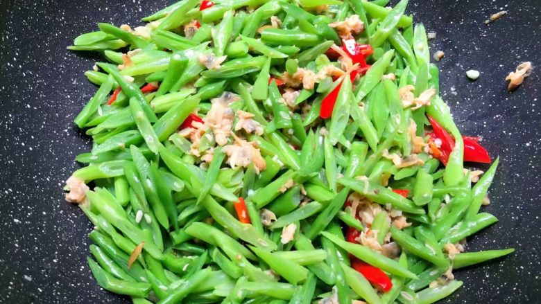 四季豆炒蛤蜊肉,再倒入四季豆翻炒一下,加入<a style='color:red;display:inline-block;' href='/shicai/ 721'>蚝油</a>,适量盐翻炒至入味。