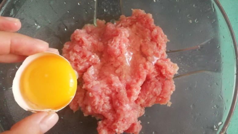 娃娃菜蒸肉饼,加一个蛋清,蛋黄留着备用