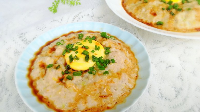 娃娃菜蒸肉饼,出锅后淋上少许酱油和<a style='color:red;display:inline-block;' href='/shicai/ 847'>香油</a>,撒上适量葱花,美味上桌