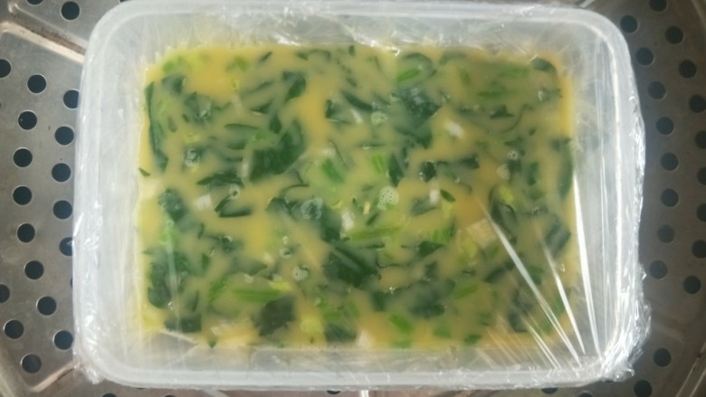 菠菜鸡蛋糕,再盖上一层保鲜膜,用牙签扎几个洞,开水上锅蒸15分钟
