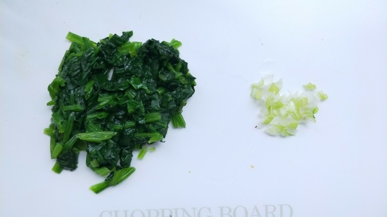 菠菜鸡蛋糕,捞出攥干水分,切碎,如果小宝宝吃,可以切的更碎一些。再切一点点葱花。