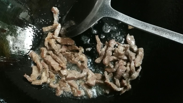 豆芽炒牛排,翻炒牛肉丝变白，盛出来备用