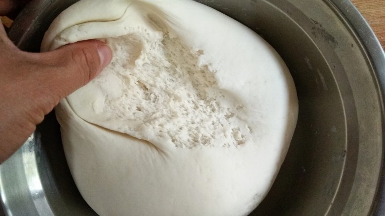 春暖花开,面团醒发好后内部成蜂窝状,按压不回弹。