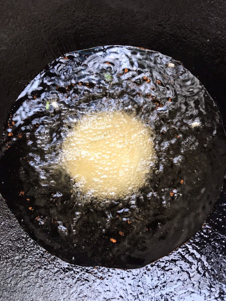 葱油饼,把葱油饼放入热油锅进行油炸,需要炸至两面金黄,注意火候切勿炸糊了。
