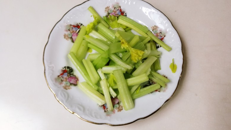 芹菜牛排条,<a style='color:red;display:inline-block;' href='/shicai/ 125'>芹菜</a>去掉叶子,洗净切成寸段
