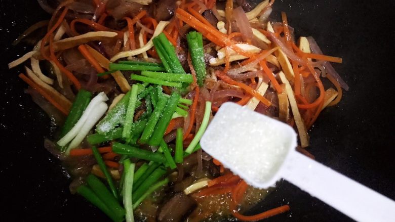 胡萝卜洋葱香干炒酱油肉,加一小勺细砂糖带出鲜味,翻炒均匀即可