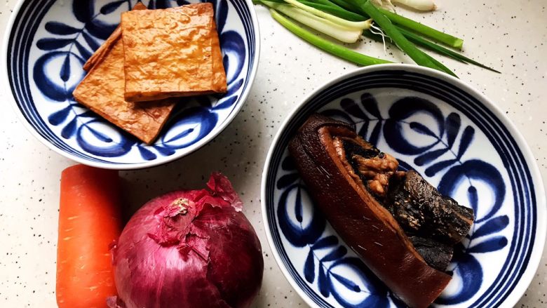 胡萝卜洋葱香干炒酱油肉,首先我们准备好所有食材