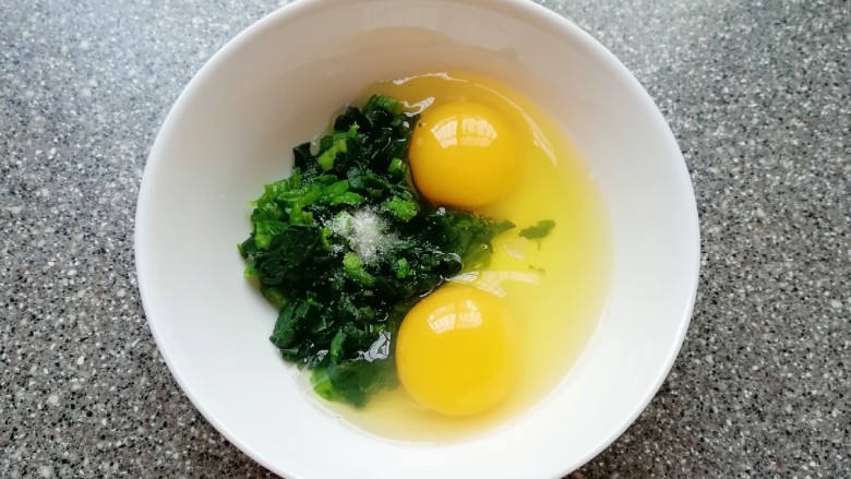 菠菜鸡蛋糕,将切碎的菠菜放入碗中,打入两个<a style='color:red;display:inline-block;' href='/shicai/ 9'>鸡蛋</a>,放一点盐。