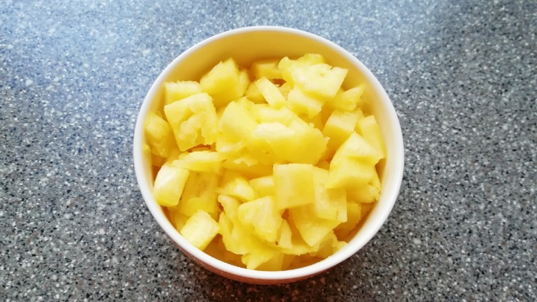 菠萝炒饭,取一个大一点容器,放一点点盐加入纯净水,将菠萝果肉在淡盐水里面泡5分钟左右取出,一半的菠萝果肉切成小块炒饭用,另一半可以直接吃了。