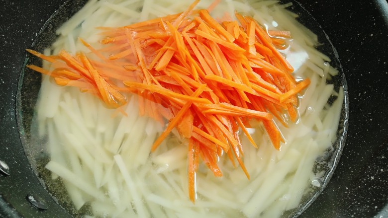 胡萝卜炒土豆丝,放入胡萝卜丝