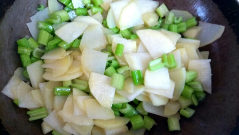 西芹土豆炒肉片,一直翻炒至土豆变透明,西芹越来越绿