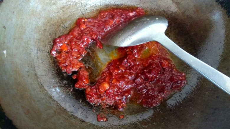 西芹土豆炒肉片,锅中放入少量植物油,放入适量郫县豆瓣酱,炒出红油