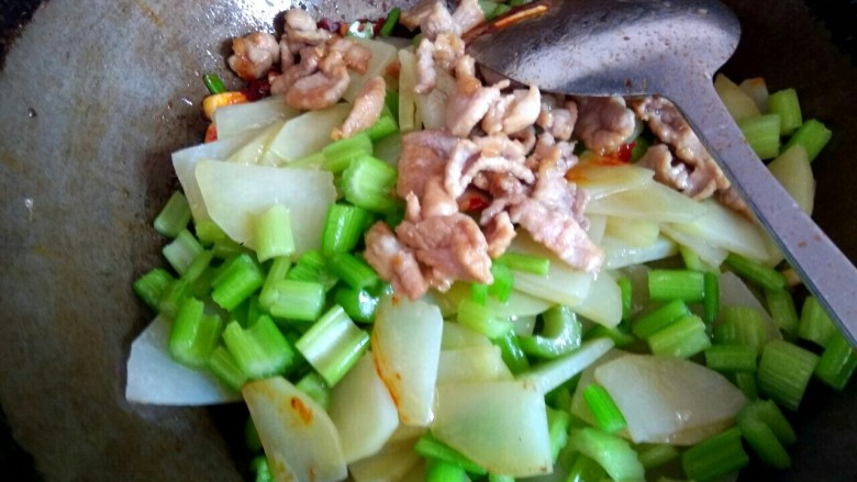 西芹土豆炒肉片,放入土豆片,西芹,肉片