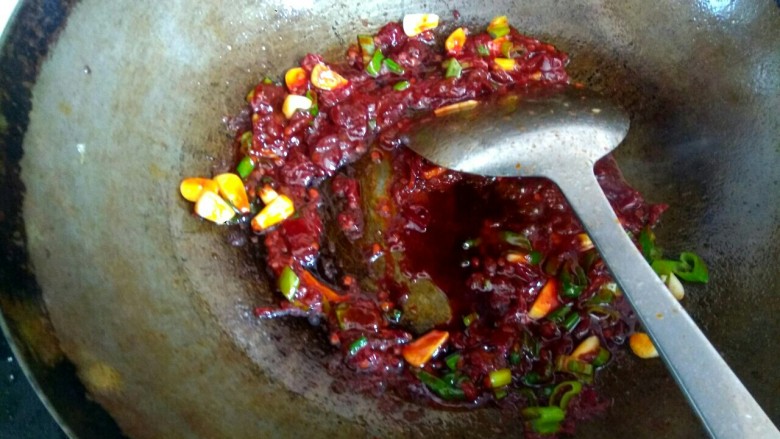 西芹土豆炒肉片,放入一勺生抽,半勺<a style='color:red;display:inline-block;' href='/shicai/ 10588'>糖</a>翻炒