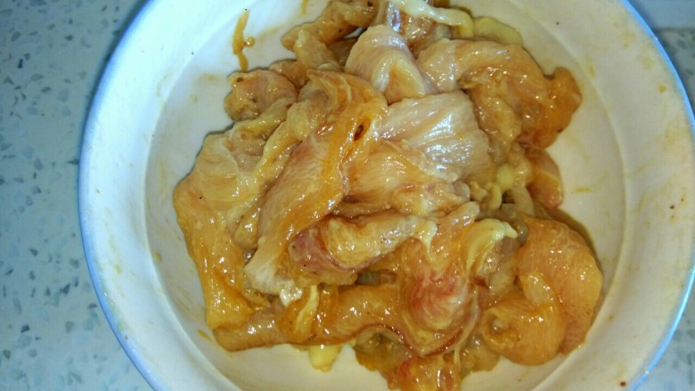 椒盐鸡胸肉,加入一勺淀粉,搅拌均匀