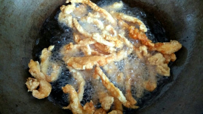 椒盐鸡胸肉,油烧热,把水份烧掉,再把鸡肉放入锅中,复炸一分钟