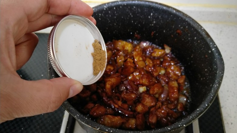 茄丁肉酱面,放入<a style='color:red;display:inline-block;' href='/shicai/ 829'>十三香</a>翻炒均匀