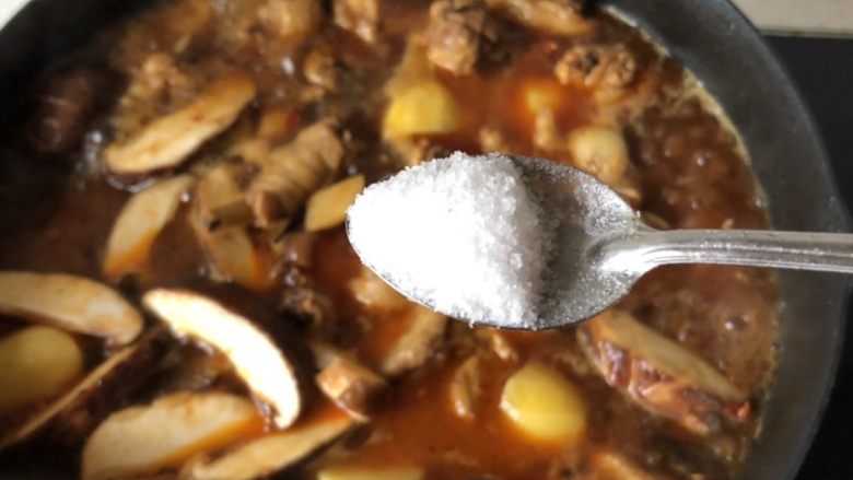 土豆烧鸡,加一点盐调味,盖盖子中火炖二十来分钟至肉软烂