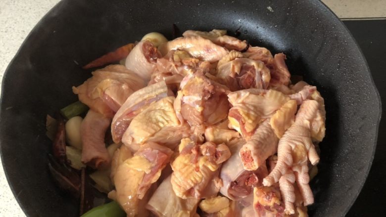 土豆烧鸡,放入鸡块,炒至变色