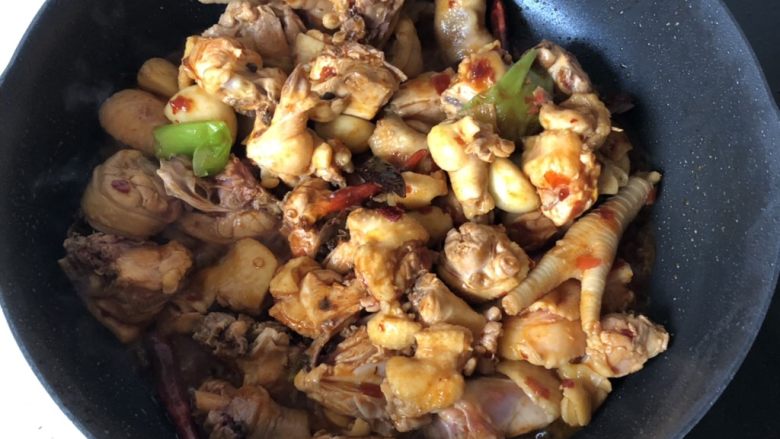 土豆烧鸡,炒匀,这里可以多炒炒!
