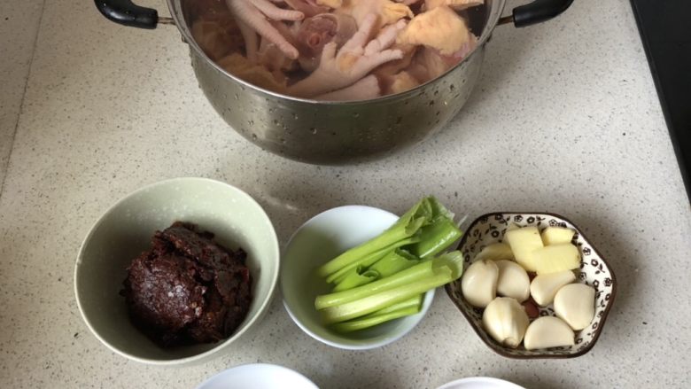 土豆烧鸡,鸡肉多泡泡,去血水,洗净控干水份