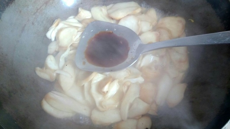 杏鲍菇尖椒炒鸡蛋,把杏鲍菇里的水耗干,放入一勺<a style='color:red;display:inline-block;' href='/shicai/ 788'>生抽</a>