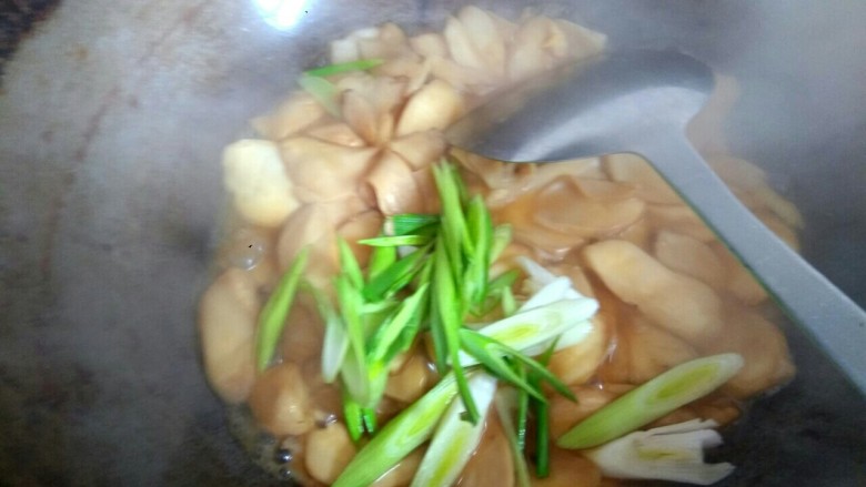 杏鲍菇尖椒炒鸡蛋,加入适量盐,放入葱丝翻炒