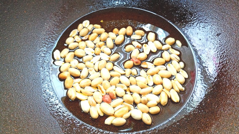 山椒孜然炒鸡胗子,<a style='color:red;display:inline-block;' href='/shicai/ 5502'>五香花生</a>,热锅凉油炸香出锅。