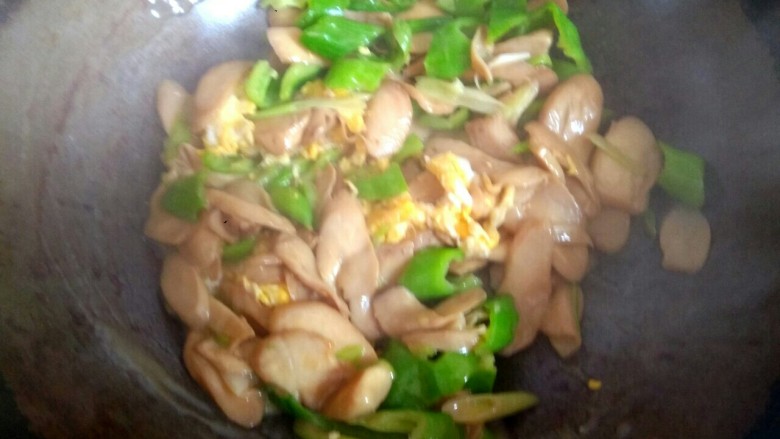 杏鲍菇尖椒炒鸡蛋,加入水淀粉,大火翻炒均匀关火