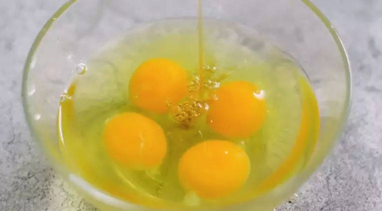 剁椒炒蛋是湘菜经典家常菜,爽辣非常下饭,鸡蛋打入碗中,倒入少许清水、料酒打匀
