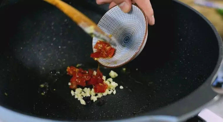 剁椒炒蛋是湘菜经典家常菜,爽辣非常下饭,锅中留底油,倒入蒜末、豆豉、剁椒炒香