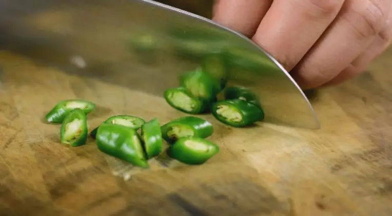 剁椒炒蛋是湘菜经典家常菜,爽辣非常下饭,青椒切小段备用