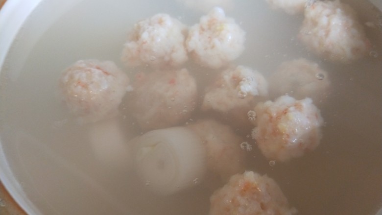 虾滑丸菠菜汤,大火烧开。