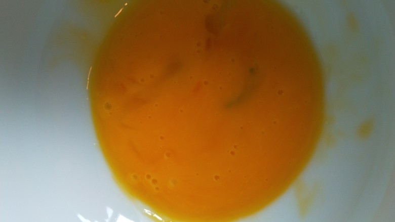 虾滑丸菠菜汤,一个蛋黄搅拌均匀撒上,就不用站碗了,而且更填加颜值。