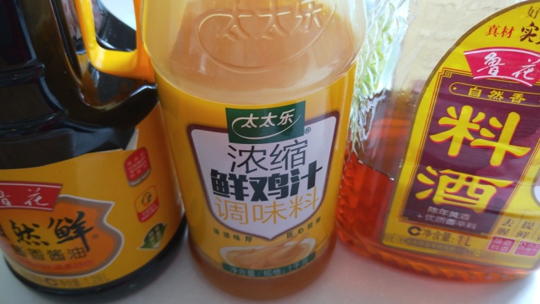 虾滑丸菠菜汤,调料，<a style='color:red;display:inline-block;' href='/shicai/ 718'>料酒</a>，鲜鸡汁，<a style='color:red;display:inline-block;' href='/shicai/ 135283'>美极鲜酱油</a>，适量倒入。