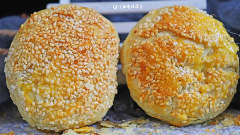 麻酱白糖酥饼,掰开酥皮层次分明,酥到一碰就掉渣