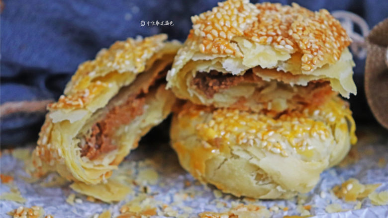 麻酱白糖酥饼,咬开烧饼，就可以看到清晰的分层了。烧饼的层次越多，味道越好哦~