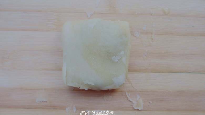 豆沙酥饼,收口朝下,用擀面棍轻轻地擀扁一点,刷上少许蛋液撒上白<a style='color:red;display:inline-block;' href='/shicai/ 666'>芝麻</a>