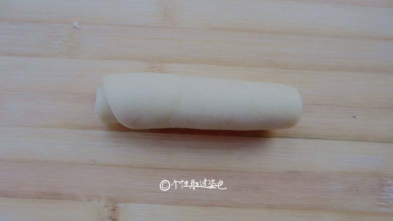 豆沙酥饼,卷起,收口朝上,盖上保鲜膜,松驰15分钟