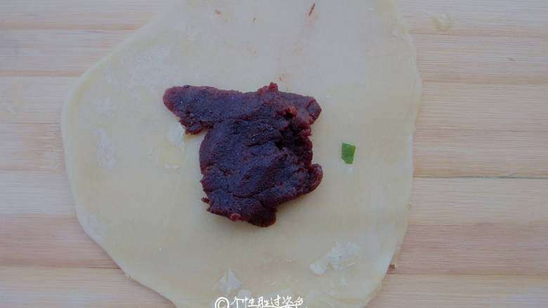 豆沙酥饼,擀成饺子皮状,放入<a style='color:red;display:inline-block;' href='/shicai/ 6517'>豆沙</a>馅