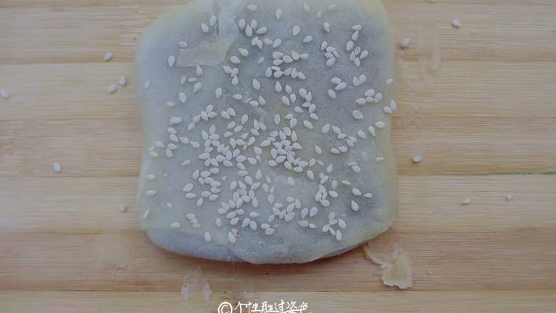 豆沙酥饼,平底锅热油,五成热时,改小火,用半煎半炸的形式将饼坯煎至两面金黄即成。在这一步你如果不想用煎的方式也可以改成烤。将烤盘放入烤箱的中层,180度上下火烤20—25分钟即可。