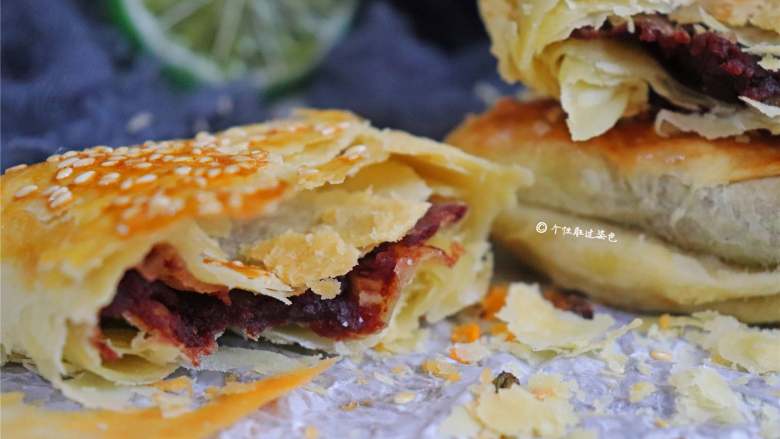 豆沙酥饼,掰开酥皮层次分明,酥到一碰就掉渣