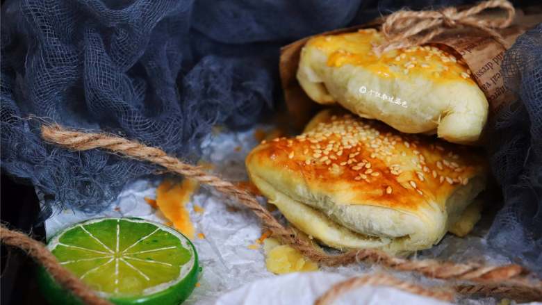 豆沙酥饼,一口咬下去,酥的掉渣,绝对让你人欲罢不能!豆沙酥饼不用烤箱也能轻松做。