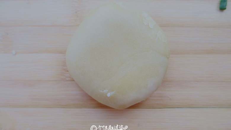 鲜肉酥饼,包好后收口朝下放置,按扁将收口置于底部,刷上一层<a style='color:red;display:inline-block;' href='/shicai/ 1118'>蛋液</a>,烤箱180度预热20分钟,表皮微裂状态为最佳。也可以用平底锅或者电饼铛