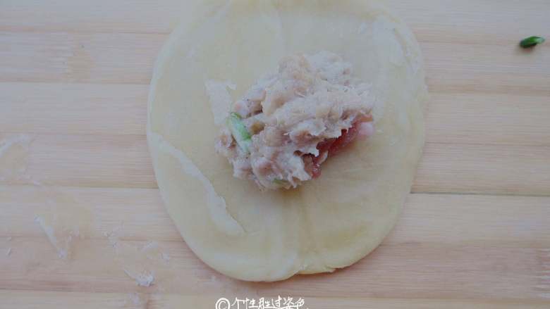 鲜肉酥饼,擀成饺子皮状,放入肉馅,肉馅是用之前包饺子剩下来的