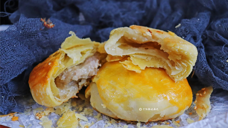 鲜肉酥饼,如果一次做多了吃不完,再吃的时候可以放入烤箱再烤几分钟,口感一样好。